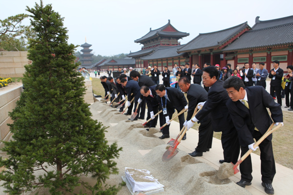   2010 세계대백제전 기념식수 행사장면 