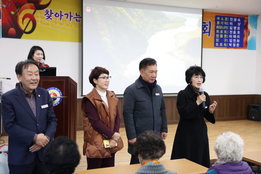 어르신들 떡국 나눠주기 행사